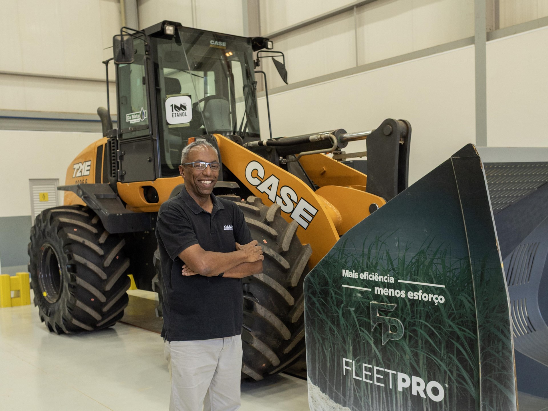 Anderson Nascimento Gerente de Marketing de Produto de CNH en frente de la palacargadora 721E a etanol