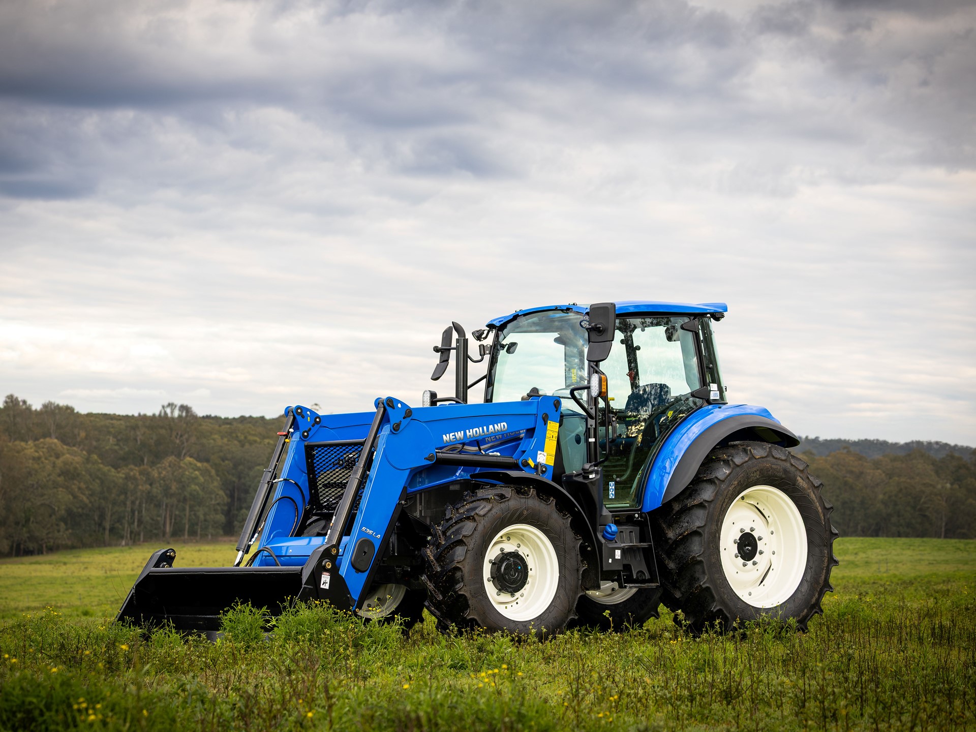New Holland T5 Dual Command puts farmer comfort and productivity in the driver s seat