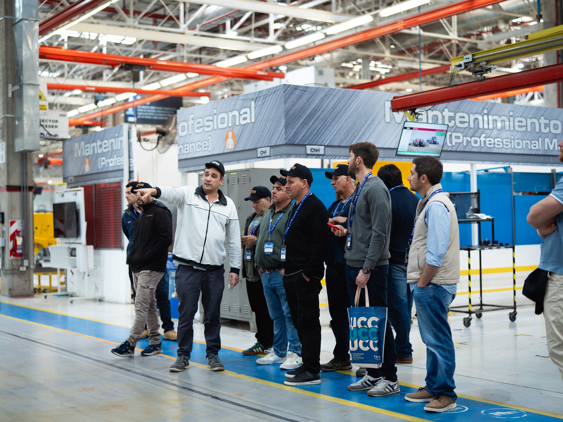 Clientes visitando la planta de New Holland en Cordoba