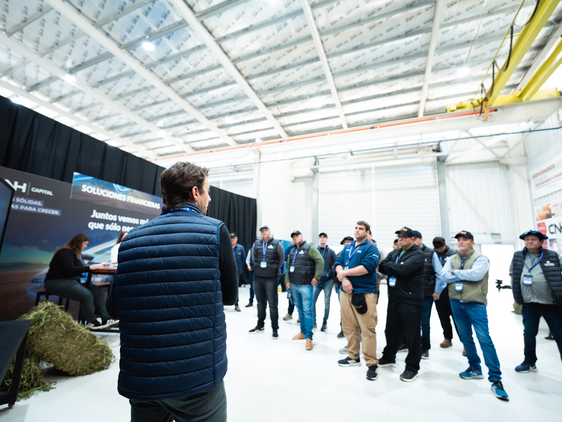 Clientes visitando la planta de New Holland en Cordoba