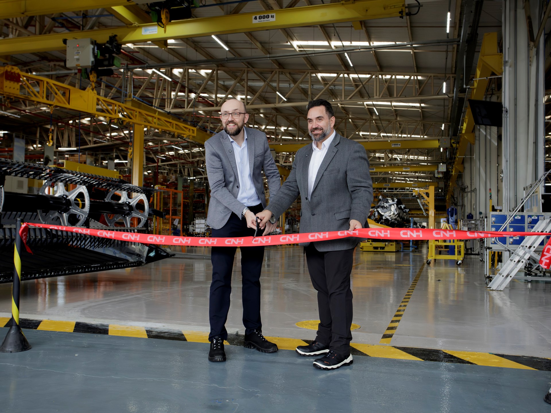 CNH inicia produ o de de plataformas de colheita Draper em Curitiba com investimento de R 100 milh es