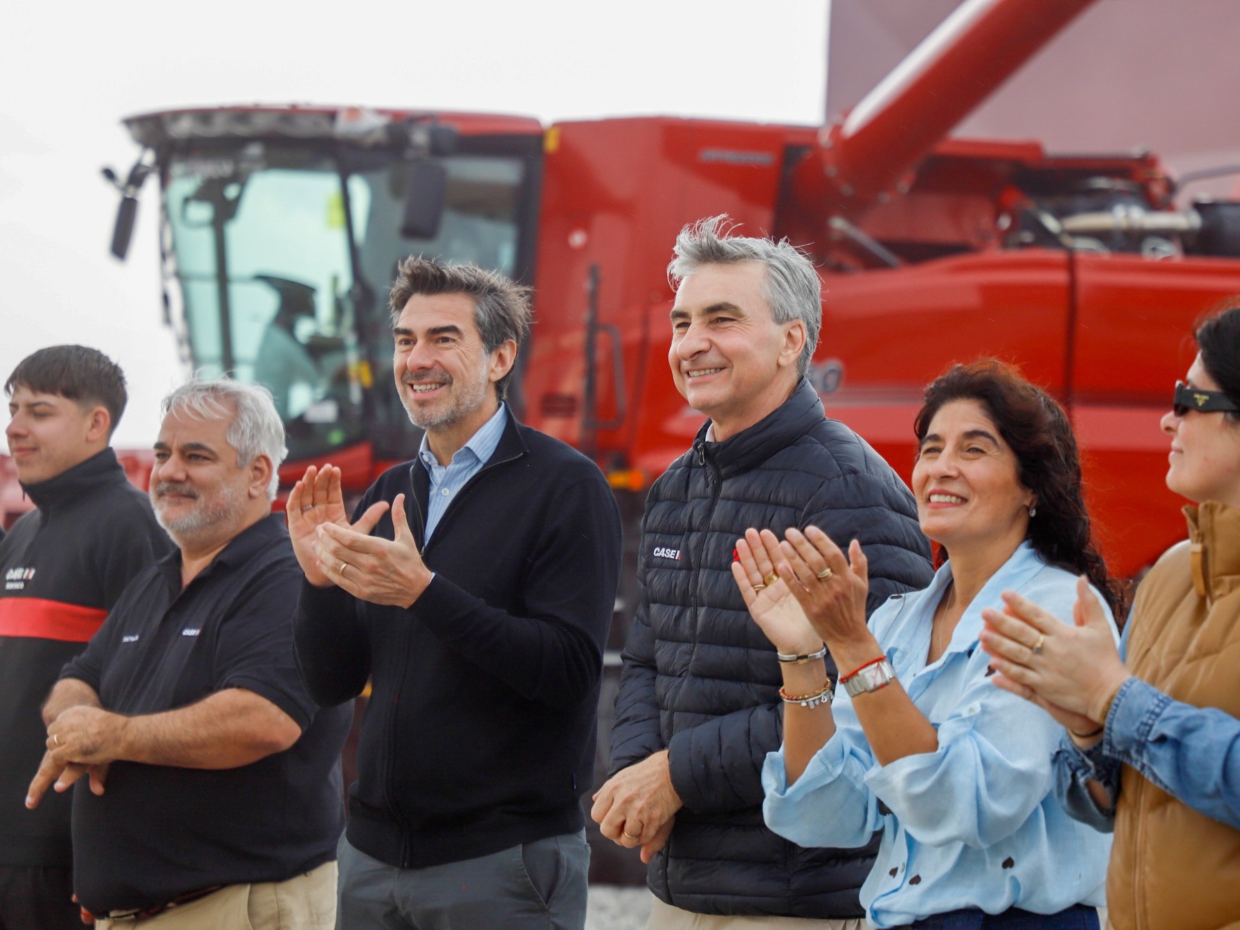 Sergio Vera director Comercial Case IH Argentina Javier Nebbia presidente de Semtraco junto a su familia y equipo