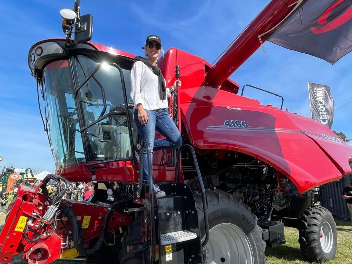 Luc a Gallo Molphy en la cosechadora Axial Flow 4160