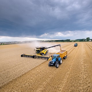 The New Holland CR10.90 unloading on the go during the record