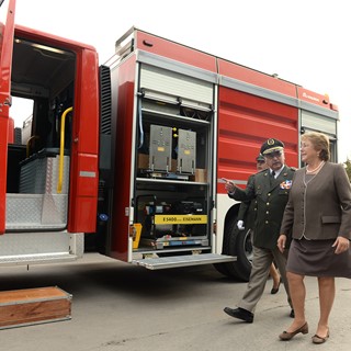 Chile's presidet Bachelet with the Magirus fire trucks
