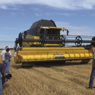New Holland and BBC Harvest using a state-of-the-art CR8080 SmartTrax combine