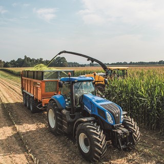 New Holland T8.420 Auto Command™ working with a FR forage harvester in maize