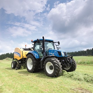 New Holland Roll-Belt™ 150 CropCutter™ in silage