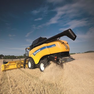 New Holland CX8090 Elevation Combine straw chopping and spreading