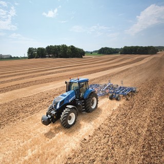 New Holland T8.240 Auto Command™ undertaking cultivation