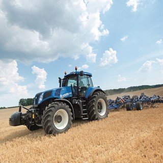 New Holland T8.420 Auto Command™ undertaking cultivation
