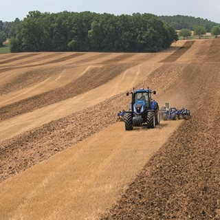 New Holland T8.420 Auto Command™ working with auto guidance