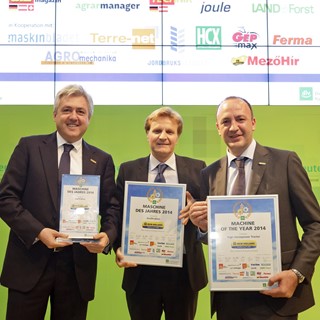 Carlo Lambro, Brand President New Holland Agriculture receives the "Machine of the Year 2014" award for T8.420 tractor
