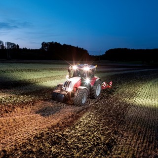 Steyr 6185 CVT Cultivation with LED Lights On