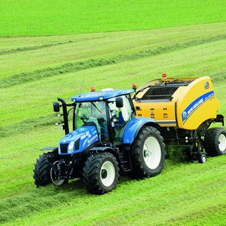 The New Holland Roll Belt™ 150 Crop Cutter Variable Chamber round baler in silage