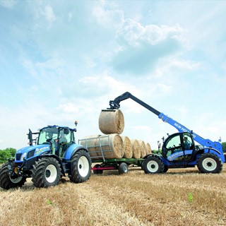 New Holland LM7.35 moving bales