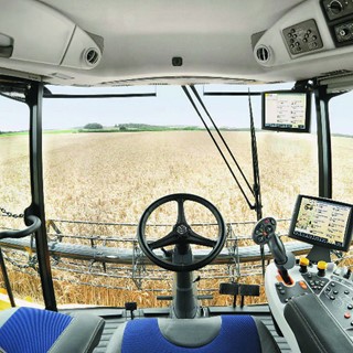 Harvest Suite™ Ultra Cab on the CR Combine range