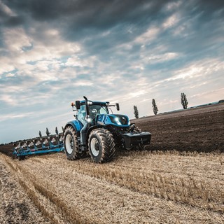 New Holland T7.315 Auto Command™ ploughing