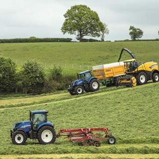 New Holland FR 550 Forage Cruiser working in grass silage