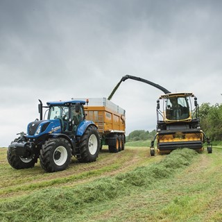 New Holland FR 550 Forage Cruiser working in grass silage