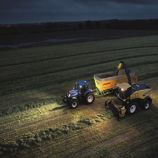 New Holland FR 550 Forage Cruiser working at night thanks to the upgraded lighting package