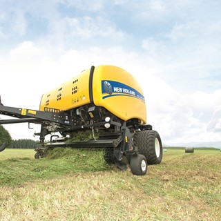 New Holland Roll Belt™ 150 CropCutter™ baling silage