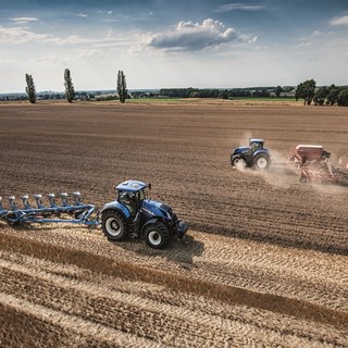New Holland T7.315 HD Auto Command™ undertaking cultivation activities