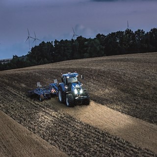 New Holland T7.315 HD Auto Command™ new lighting package assists with round the clock working
