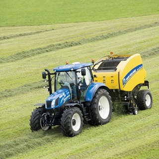 New Holland Roll Belt™ 150 CropCutter™ working in silage