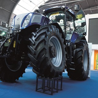 New Holland T8.420 Auto Command™ Tractor at Agrotech