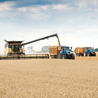 New Holland has reclaimed the GUINNESS WORLD RECORDS™ title for most wheat harvested with the CR10.90 combine