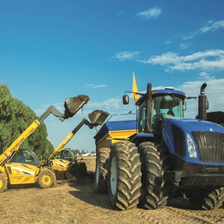 The T9 tractor set the World Record for manure spreading. It was continually filled by New Holland Construction machines