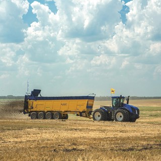 New Holland powerful T9 tractor set the World Record for manure spreading
