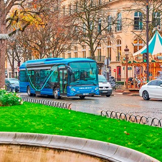 The HEULIEZ GX ELEC electric bus being road tested in Paris (portrait image)