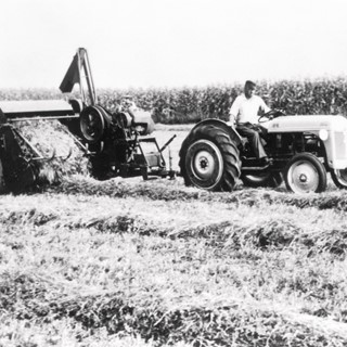 In 1940 New Holland develop the first self-tying pick-up baler
