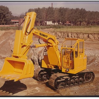 In 1947 Mario Bruneri produces the first hydraulic excavators and founds SIMIT, acquired by Fiat in 1970