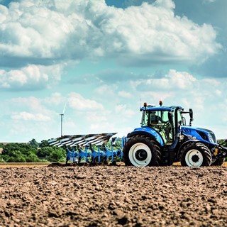 T5.120 Tier 4B ploughing