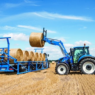 T5.120 Tier 4B moving bales
