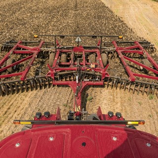 The Case IH True-Tandem™ 375 disk harrow paired with the Case IH Steiger® 620 Quadtrac® tractor