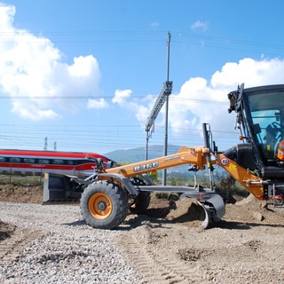 The 836 grader at work in Italy alongside the train tracks