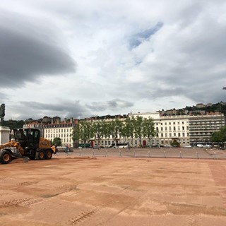 The 836 C grader on the Place Bellecour in Lyon, France