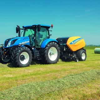 T5.120 baling silage with a 125 Roll Baler
