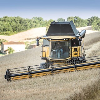 The CX and CR Everest models compensate lateral slopes of up to 20% to maintain a perfect horizontality of the combine