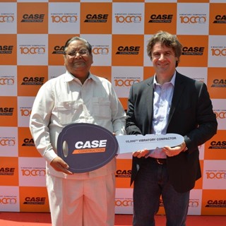 The key to the 10,000th Soil Compactor is handed over by Stefano Pampalone to M/s P D Agrawal Infrastructure Ltd.