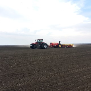 Case IH Magnum 380 CVX  with the Väderstad Tempo L16 planter to cover 502.05ha/24hrs. A new maize planting world record