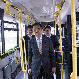Mr. Bakhytzhan Sagintayev, Prime Minister of the Republic of Kazakhstan, in one of the IVECO BUS vehicles