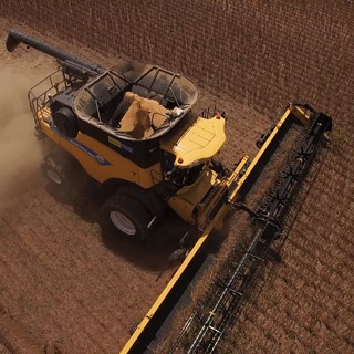 New Holland Agriculture Achieves World Record Title for Most Soybeans Harvested within Eight Hours with the CR8.90