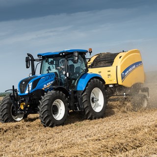 New Holland T6.175 Dynamic Command baling straw