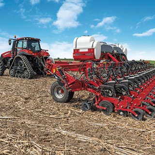 With ultra-narrow 15-inch row spacing, the 2140 Early Riser® planter delivers two planters in one efficient machine