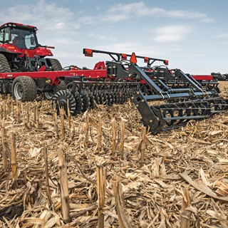 Cut through tough residue with the new, longer-edge-life, 20-inch VT Wave Blade on the True-Tandem™ 335VT.